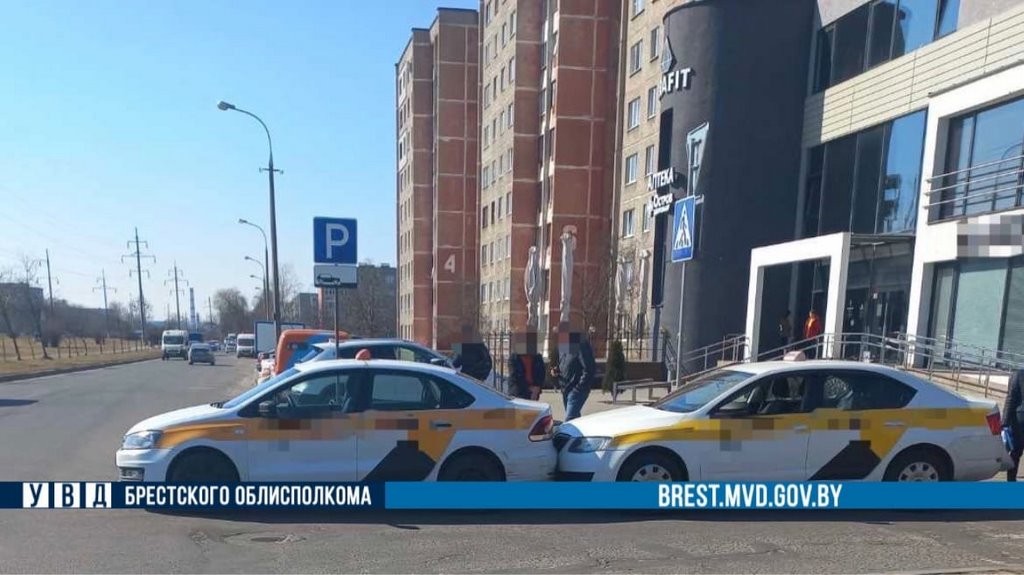 В Бресте произошло ДТП с участием двух автомобилей такси. Что произошло?