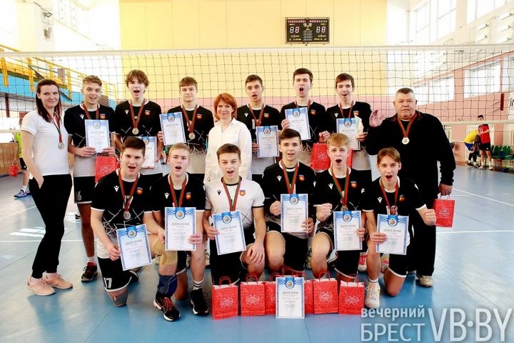 Брестские юноши выиграли серебро на домашнем турнире по волейболу