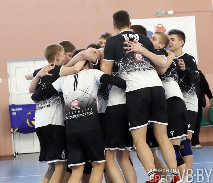 Брестские юноши выиграли серебро на домашнем турнире по волейболу
