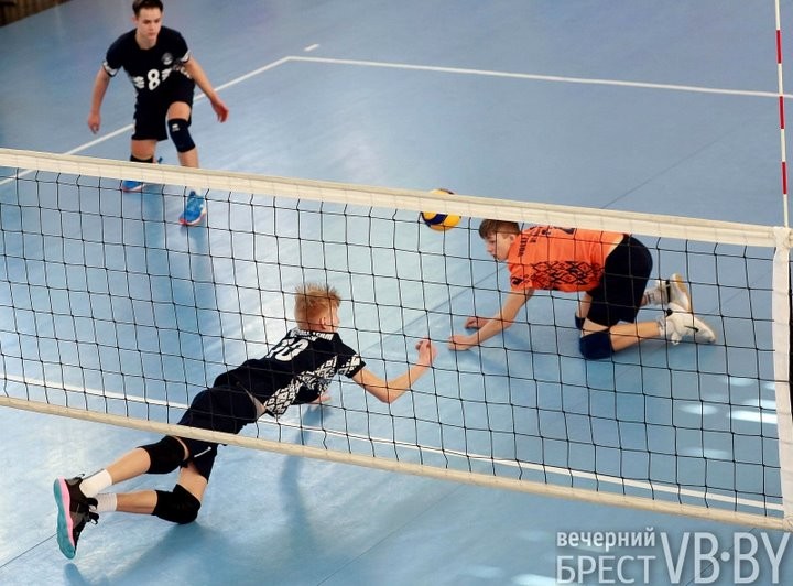 Брестские юноши выиграли серебро на домашнем турнире по волейболу