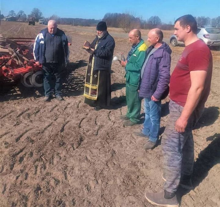 Священнослужители благословили беловежских аграриев перед началом посевных работ