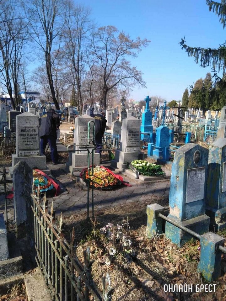 В Бресте приводят в порядок кладбища