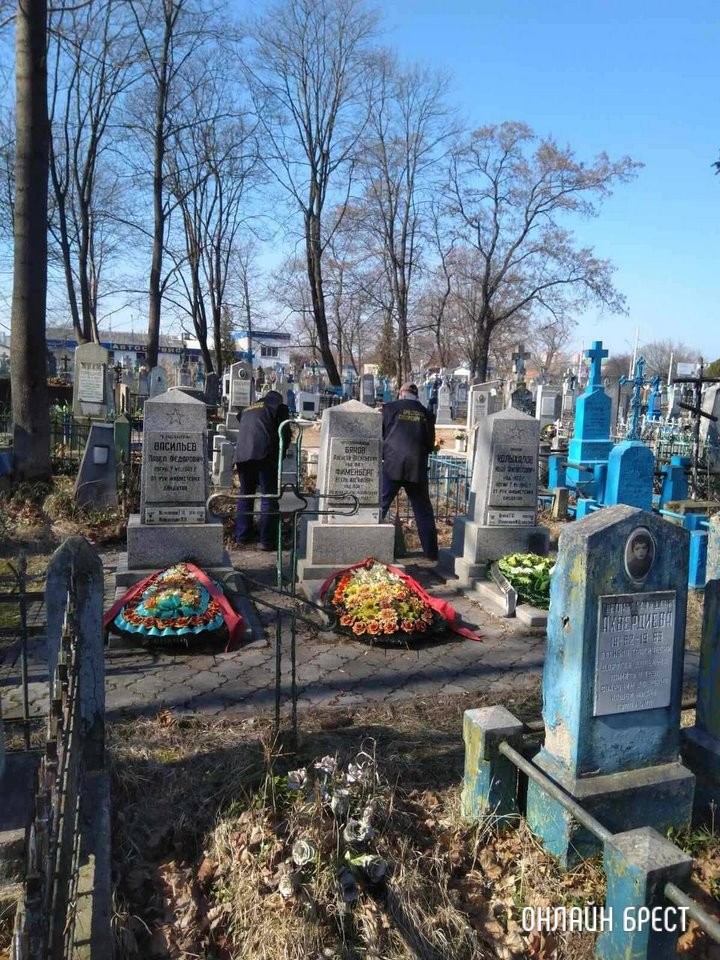 В Бресте приводят в порядок кладбища