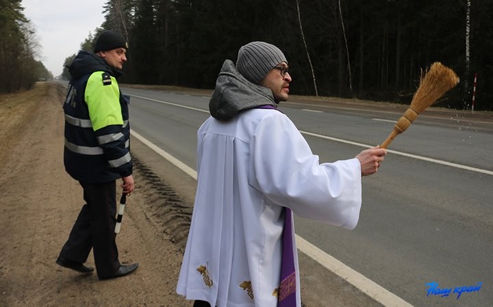 Чтобы дорога не забирала людей: освятили Р-99 в Барановичском районе