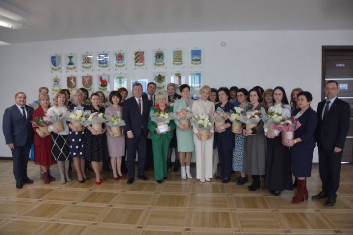 В горисполкоме чествовали женщин с наступающим 8 марта