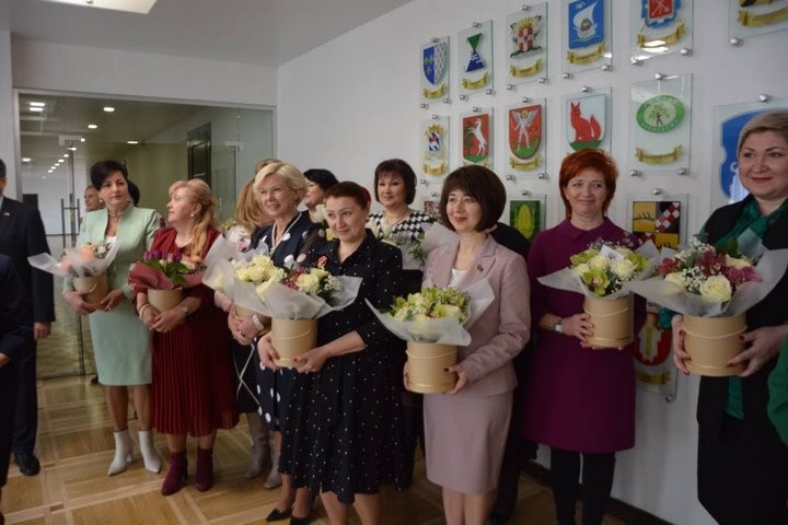 В горисполкоме чествовали женщин с наступающим 8 марта