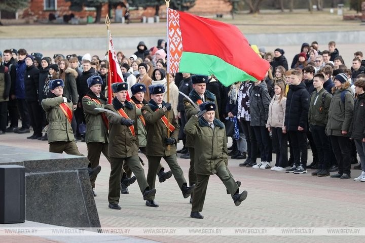 Вахту Памяти у Вечного огня в Брестской крепости за 50 лет несли почти 100 тыс. человек