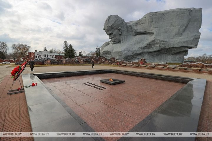 Вахту Памяти у Вечного огня в Брестской крепости за 50 лет несли почти 100 тыс. человек