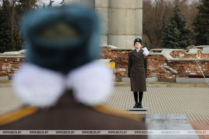 Вахту Памяти у Вечного огня в Брестской крепости за 50 лет несли почти 100 тыс. человек