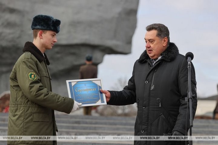 Вахту Памяти у Вечного огня в Брестской крепости за 50 лет несли почти 100 тыс. человек