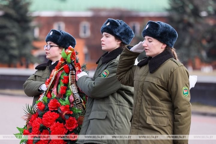 Вахту Памяти у Вечного огня в Брестской крепости за 50 лет несли почти 100 тыс. человек