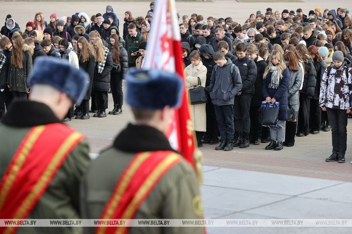 Вахту Памяти у Вечного огня в Брестской крепости за 50 лет несли почти 100 тыс. человек