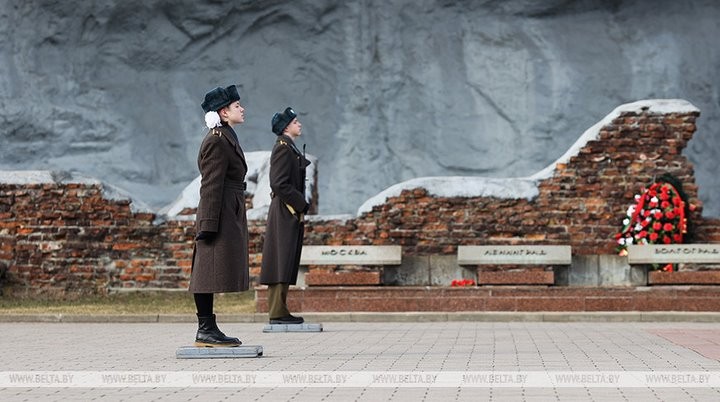 Вахту Памяти у Вечного огня в Брестской крепости за 50 лет несли почти 100 тыс. человек