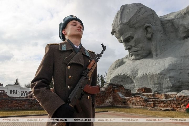 Вахту Памяти у Вечного огня в Брестской крепости за 50 лет несли почти 100 тыс. человек