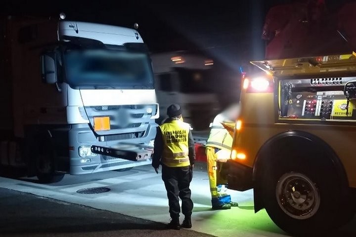В Польше задержали две фуры из Беларуси со знаком опасного груза