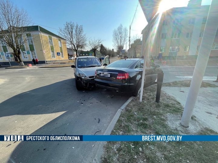 ДТП в Белоозёрске: на перекрёстке столкнулись «Ауди» и «Рено»