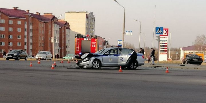 В Молодечно автомобиль ГАИ, двигаясь к месту смертельного ДТП, попал в аварию. Появилось видео