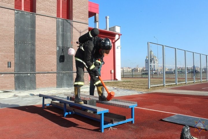 Соревнования «Сильнейший пожарный-спасатель» прошли в Бресте