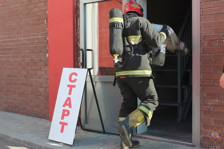 Соревнования «Сильнейший пожарный-спасатель» прошли в Бресте