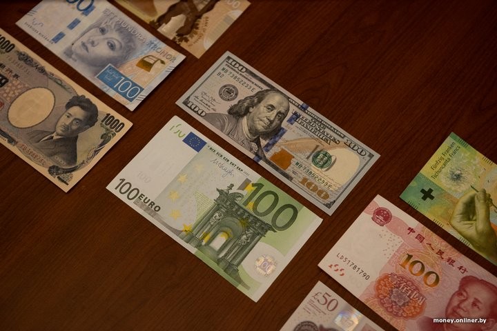 Купили юань и еще пять валют вместо доллара. Что стало со сбережениями?
