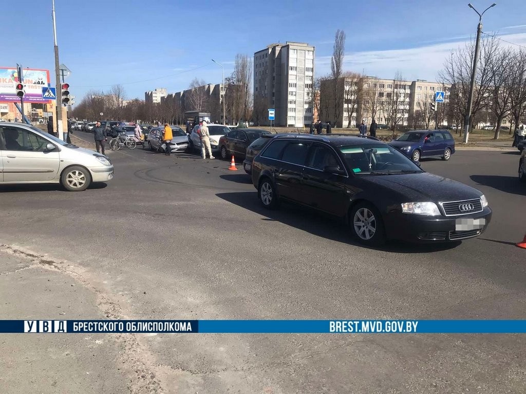 В Пинске столкнулись 4 авто