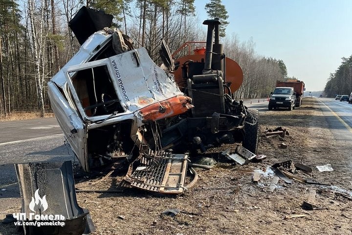 Водитель грузовика показал, как врезался в МАЗ дорожников на трассе. Видео