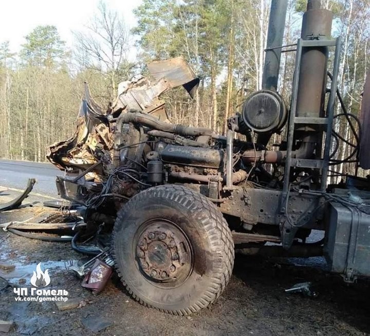 Водитель грузовика показал, как врезался в МАЗ дорожников на трассе. Видео