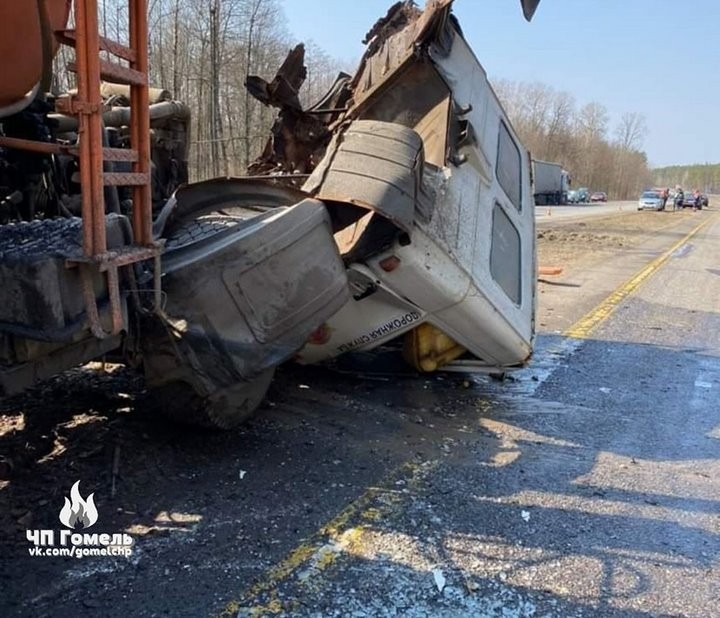 Водитель грузовика показал, как врезался в МАЗ дорожников на трассе. Видео