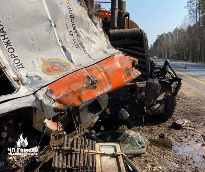 Водитель грузовика показал, как врезался в МАЗ дорожников на трассе. Видео