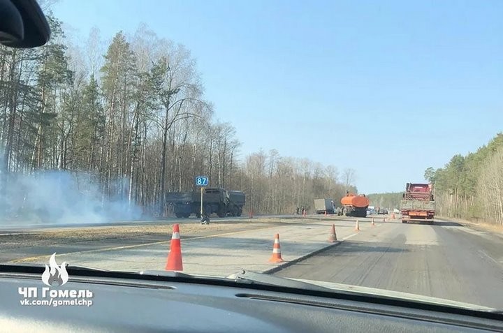 Водитель грузовика показал, как врезался в МАЗ дорожников на трассе. Видео