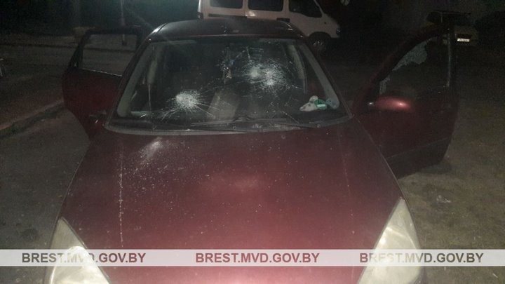 Пьяный житель Бреста повредил припаркованный автомобиль