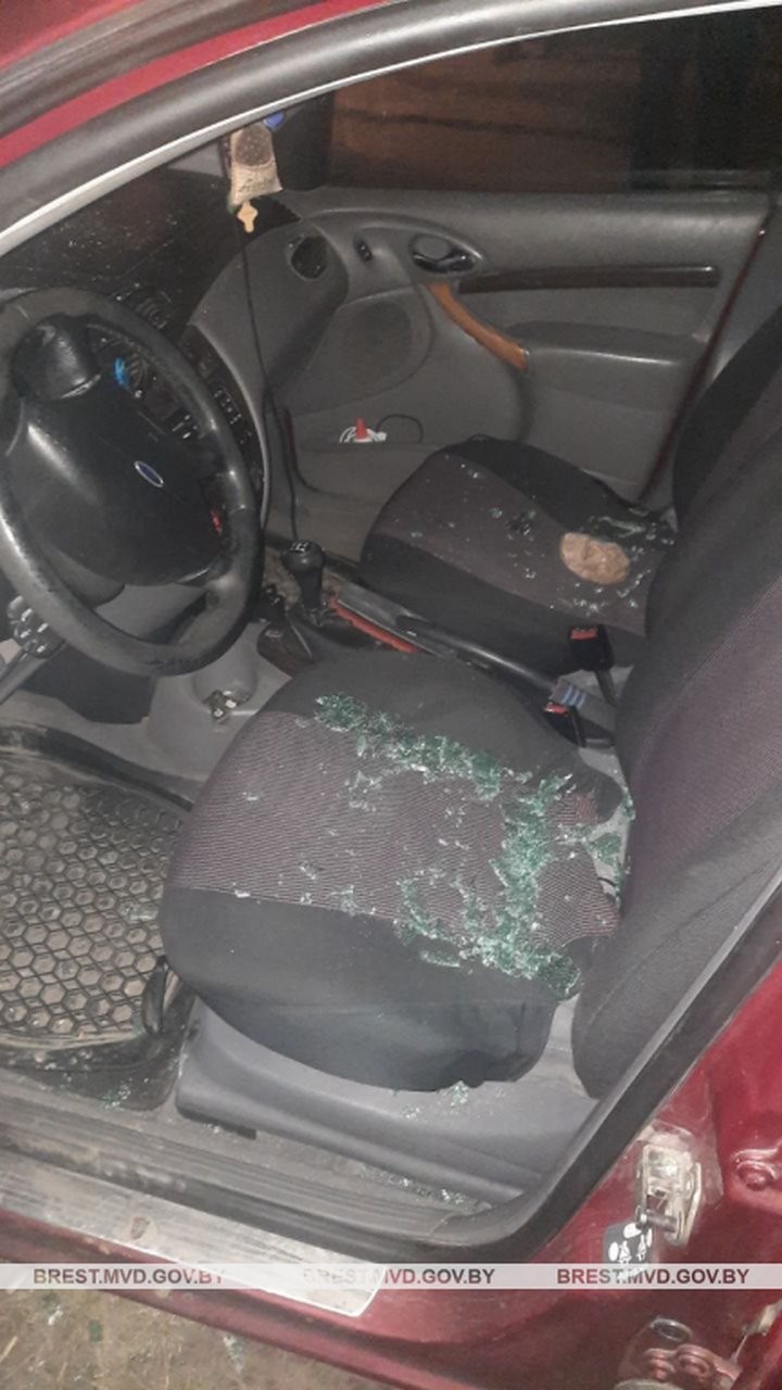 Пьяный житель Бреста повредил припаркованный автомобиль