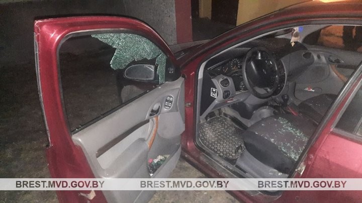 Пьяный житель Бреста повредил припаркованный автомобиль