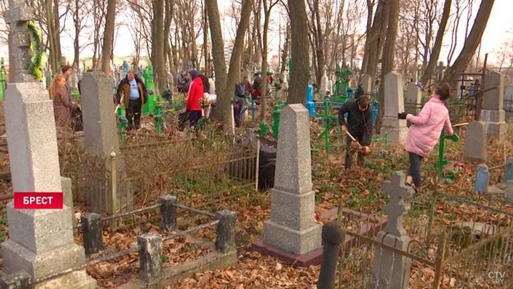 В Бресте около 3 тысяч школьников вышли навести порядок на местах воинских захоронений