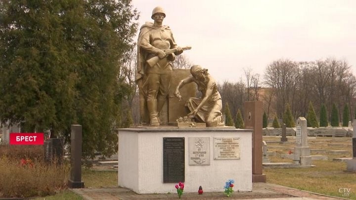 В Бресте около 3 тысяч школьников вышли навести порядок на местах воинских захоронений