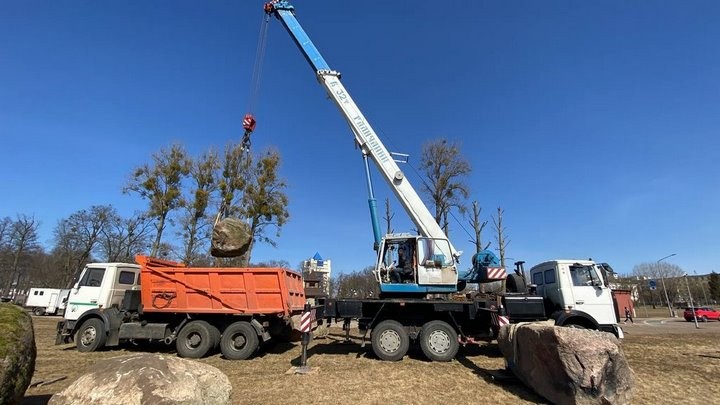 На Набережную Бреста привезли 12 больших валунов. Зачем?