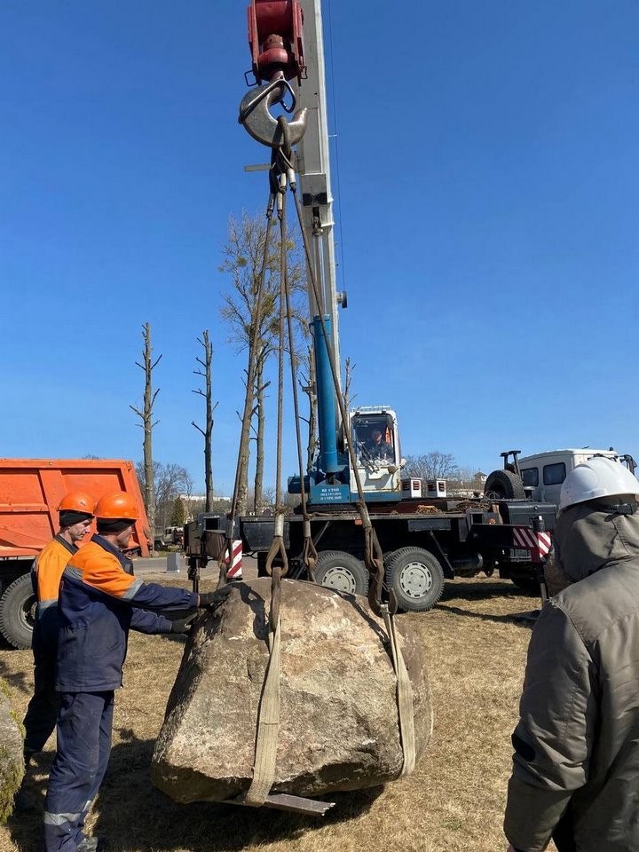 На Набережную Бреста привезли 12 больших валунов. Зачем?