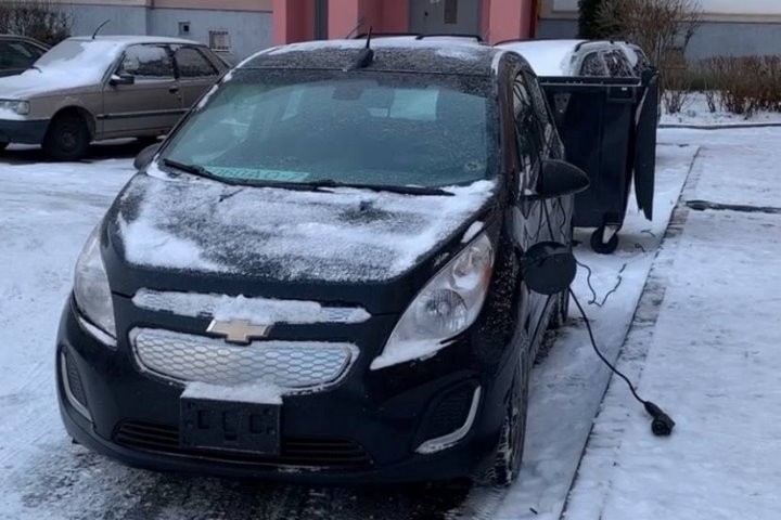 Поставил на зарядку электрокар из квартиры – соседи вызвали милицию. Можно ли заряжать машину из окна