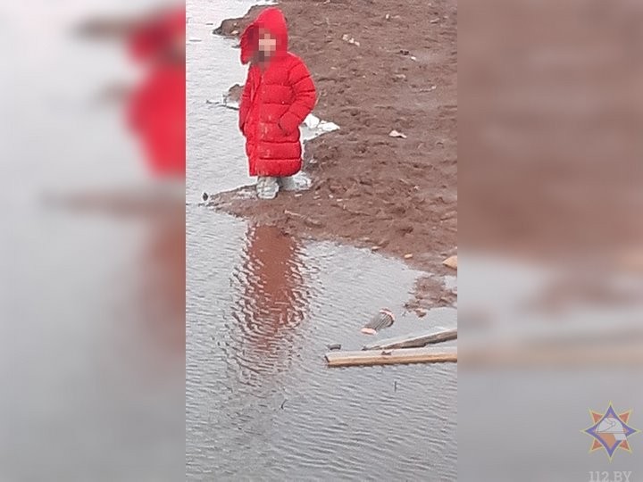 Ничего необычного: ребенок застрял в грязи в спальном районе Минска, пришлось вызывать МЧС