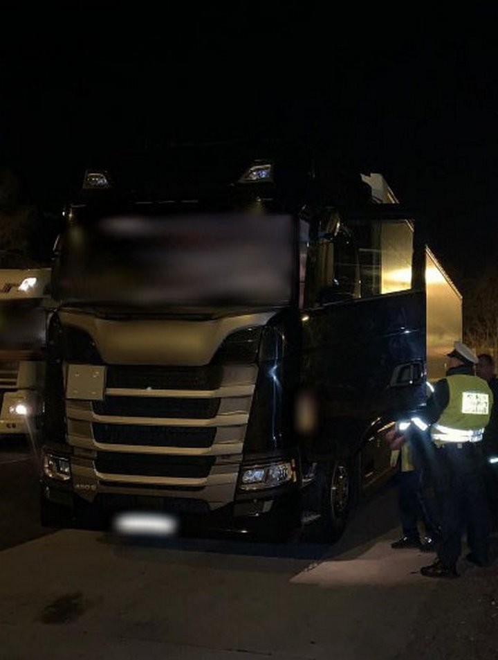 Пьяный белорус вез 21 тонну груза из Нидерландов в Россию, пока его не остановили в Польше