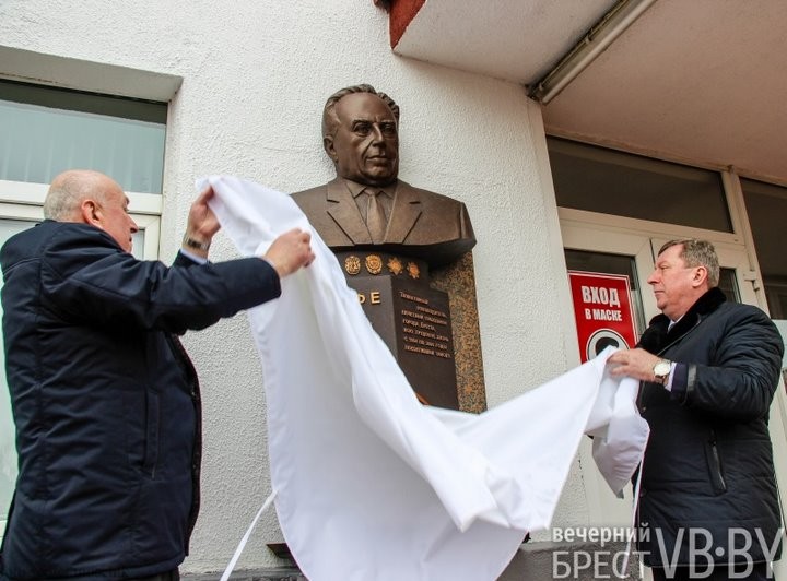 В Бресте открыли мемориальную доску Михаилу Иоффе. На очереди – улица его имени