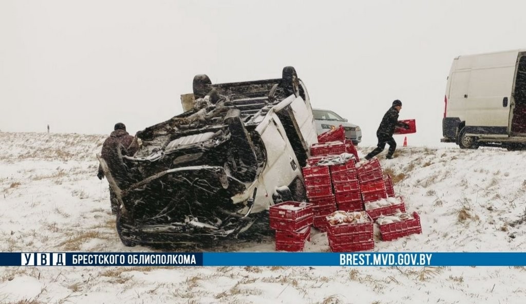 В Кобринском районе перевернулся микроавтобус