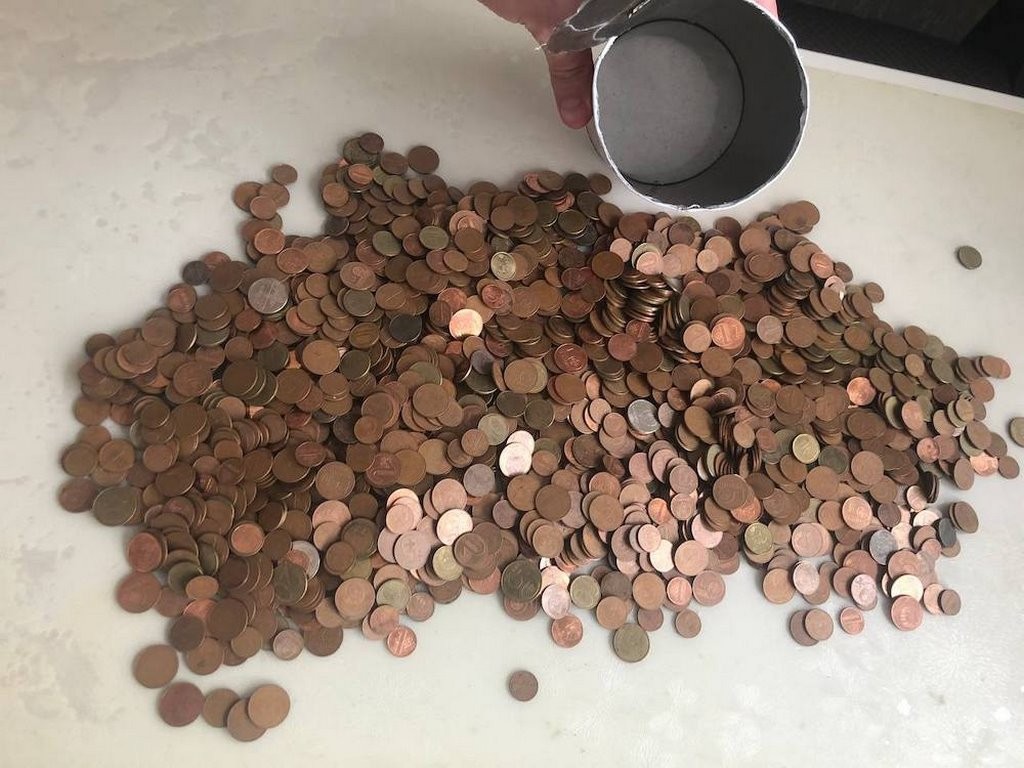 В Беларуси дети полгода собирали медные монетки для покупки мобильных