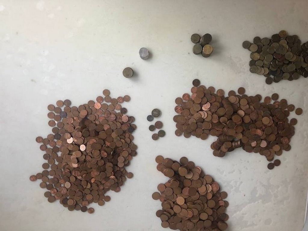 В Беларуси дети полгода собирали медные монетки для покупки мобильных