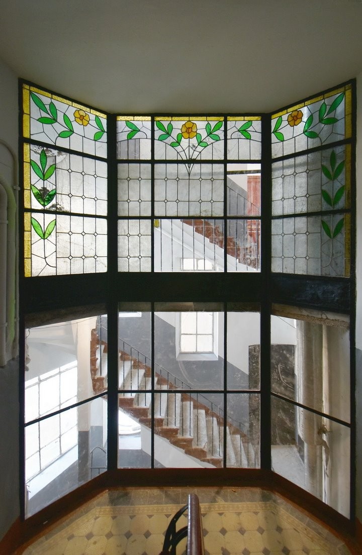 Жители подъезда сняли со стен старую советскую краску и обнаружили удивительную красоту