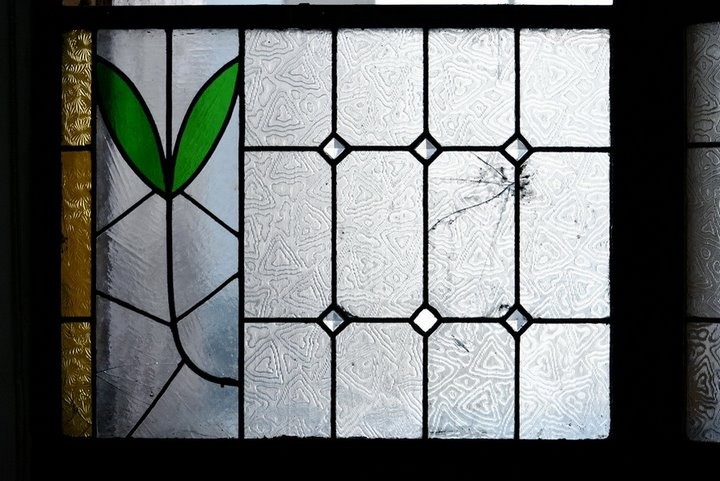 Жители подъезда сняли со стен старую советскую краску и обнаружили удивительную красоту