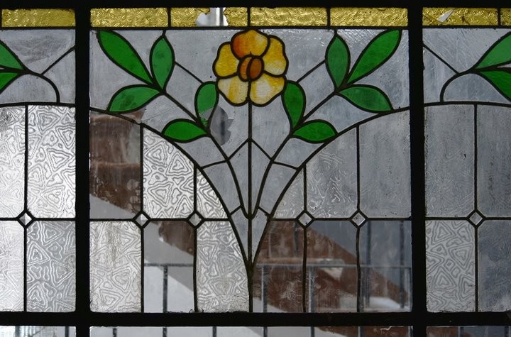 Жители подъезда сняли со стен старую советскую краску и обнаружили удивительную красоту