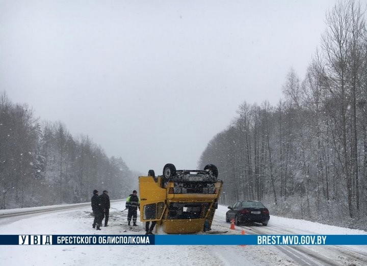  21-летний водитель из Брестской области перевернулся на М1