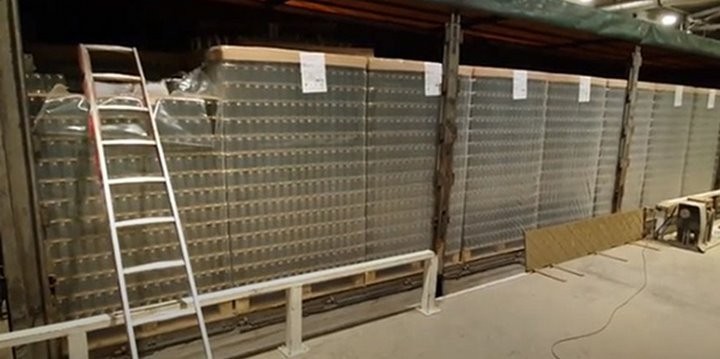 Редкий случай: контрабанду сигарет на полмиллиона евро спрятали среди стеклянных банок в фуре из Беларуси