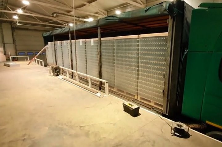 Редкий случай: контрабанду сигарет на полмиллиона евро спрятали среди стеклянных банок в фуре из Беларуси